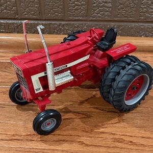 International 1468 V8 Series Tractors w Dual Stacks 1/16 Scale